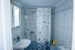 帕特雷Stefkas apartment2的浴室配有淋浴帘和盥洗盆。
