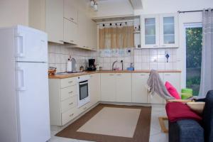帕特雷Stefkas apartment2的厨房配有白色橱柜和红色沙发