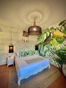 图卢姆Castillo Tulum的一间卧室配有一张带热带壁画的大床
