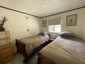 马坦萨斯Mirada al Mar的一间卧室设有两张床和窗户。