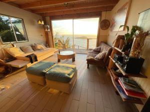 马坦萨斯Mirada al Mar的客厅配有沙发和桌子