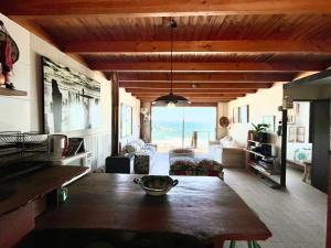 马坦萨斯Mirada al Mar的客厅配有桌子,享有海景