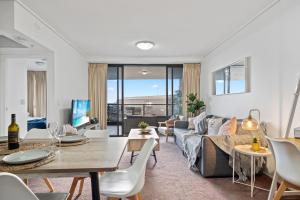布里斯班Brisbane Break Panoramic River Views Free Parking的客厅配有沙发和桌子