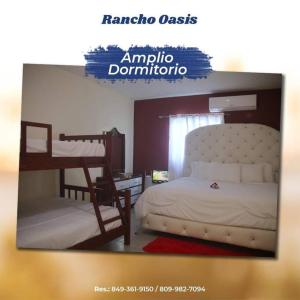 HigueyRancho Oasis, Residencial Sanate的配有床、书桌和四柱床的客房