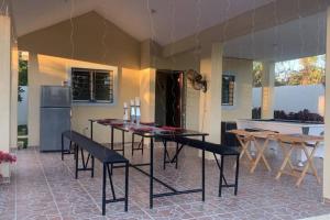 HigueyRancho Oasis, Residencial Sanate的厨房配有桌椅