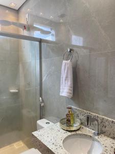 马拉巴Apartamento Concierge Sensacional的浴室配有卫生间、盥洗盆和淋浴。