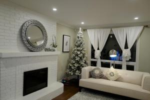 米西索加Le Boutique Great Toronto的客厅配有圣诞树和壁炉