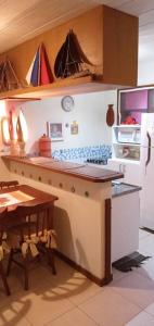 Imbassai - Casa Alto Padrão completa - Condominio Fechado - A2B1的厨房或小厨房