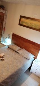 因巴塞Imbassai - Casa Alto Padrão completa - Condominio Fechado - A2B1的一间卧室配有一张带木制床头板的床