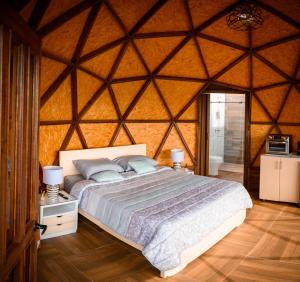 圣希尔Glamping Monteverde San gil的蒙古包内一间卧室,配有一张大床