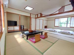 那霸冲绳酒店的一间设有两张床和一张桌子及椅子的房间