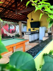 皮帕Villa da Praia的室外厨房配有桌子和台面
