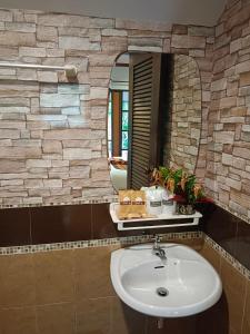 考索Khao Sok River & Jungle Bungalow的一间带水槽和镜子的浴室