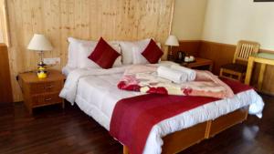 列城Chamba resort的一间卧室配有一张大床和两条毛巾