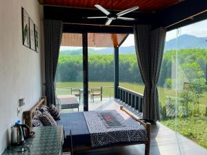 峰牙Nguyen Shack - Phong Nha Resort的客房设有一张床和一个美景阳台