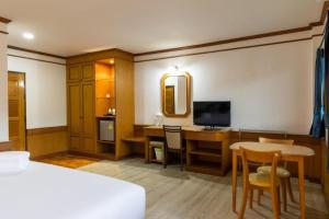 查汶新别墅酒店的一间酒店客房,一间设有一张床和一张书桌