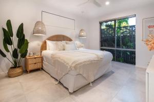 凯恩斯Pembroke House - Inner city luxury的一间卧室设有一张床和一个大窗户