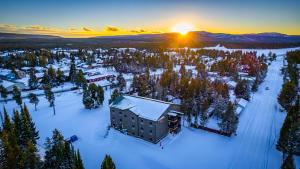 西黄石Wagon Wheel Hotel的日落时分在雪中欣赏度假村的空中景色