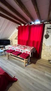 乌弗奈特弗斯Appartement Chalet Pra Loup的红色窗帘的房间的一张床位