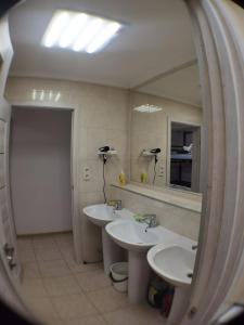 穆卡切沃Солензара的浴室设有2个水槽和镜子