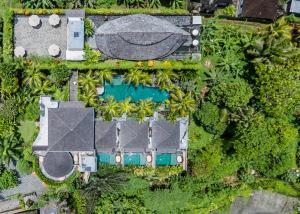 乌布Weda Cita Resort and Spa by Mahaputra的享有带游泳池的度假村的顶部景致