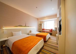 东京阪急旅馆的酒店客房设有两张床和电视。
