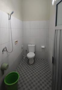 巴芝丹Bintang Homestay Watukarung的一间带卫生间和绿色桶的浴室