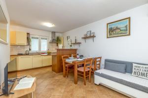 安卡兰House In The Vineyards - Happy Rentals的带沙发和桌子的客厅以及厨房。