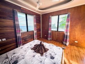 安达1peace beach resort的一间带一张大床的卧室,位于带窗户的房间内