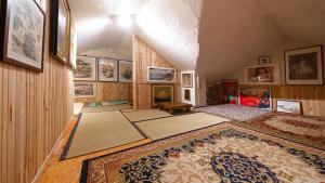 龙仁市Museum Stay的大型客房的墙壁上铺有地毯,设有天花板。