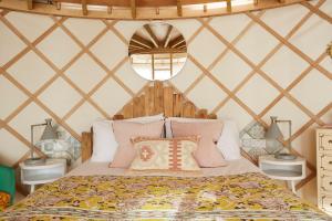 NitonPuckaster Cove Luxury Yurt的蒙古包内一间卧室,配有一张床