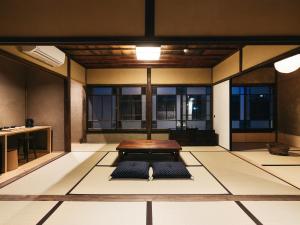YameRITA Yame Fukushima的客房设有桌子和窗户。