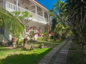 美奈Nhat Quang Bungalow的院子里有树木和植物的房子