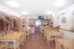大津Alvilla Omi Maiko - Vacation STAY 14692v的用餐室配有木桌和椅子