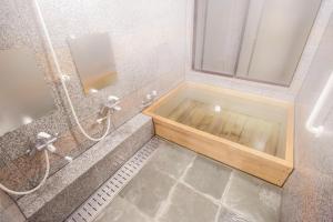 大津Alvilla Omi Maiko - Vacation STAY 14692v的带淋浴和浴缸及水槽的浴室