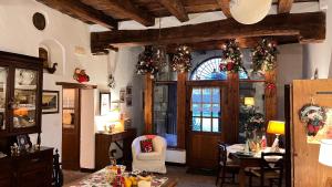 皮耶韦-迪琴托卡塞尼塔乡村民宿的客厅拥有圣诞装饰,天花板上设有圣诞装饰