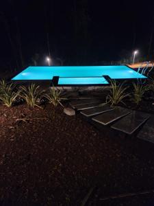 PadinjaratharaNammal Resorts的夜间大型蓝色游泳池