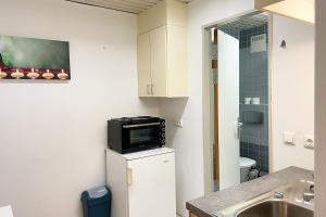 茨魏布肯Fully Equipped Apartment的厨房配有冰箱上方的微波炉