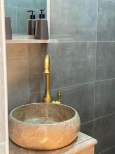 库塔伊西阿戈拉科雷纳旅馆的一间带落地式水槽和水龙头的浴室