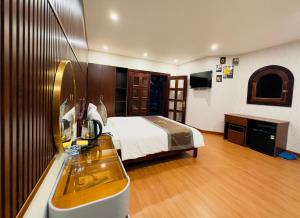 Trai MatDalat Eco House的酒店客房设有床和水槽