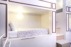 Ban Bo HanGuesthouse Phuket Airport的一间卧室配有一张床和镜子