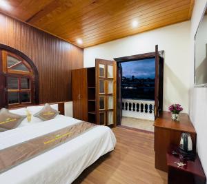 Trai MatDalat Eco House的一间卧室设有一张大床和一个窗户。