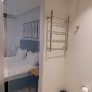 117 on Strand - Luxury Apartments客房内的一张或多张床位