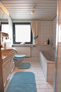 OckfenPension Biewer的带浴缸、卫生间和盥洗盆的浴室