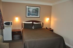 伯灵顿皇家酒店的酒店客房设有一张大床和两盏灯