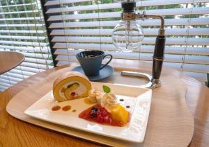东京阪急旅馆的桌上的盘子,带杯