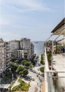 塞萨洛尼基Central Luxury Apartment的享有拥有建筑和大海的城市美景