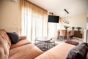 塞萨洛尼基Central Luxury Apartment的客厅配有沙发和桌子