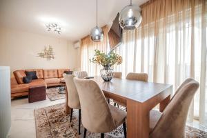 塞萨洛尼基Central Luxury Apartment的客厅设有餐桌和椅子
