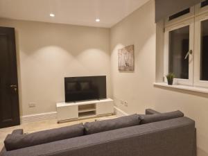 ColindaleSpacious 2 BR with Balcony in Hendon的带沙发和平面电视的客厅